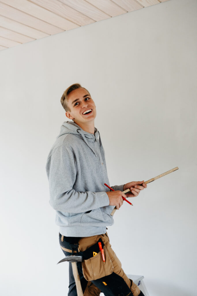 Medarbejder hygger sig på arbejde